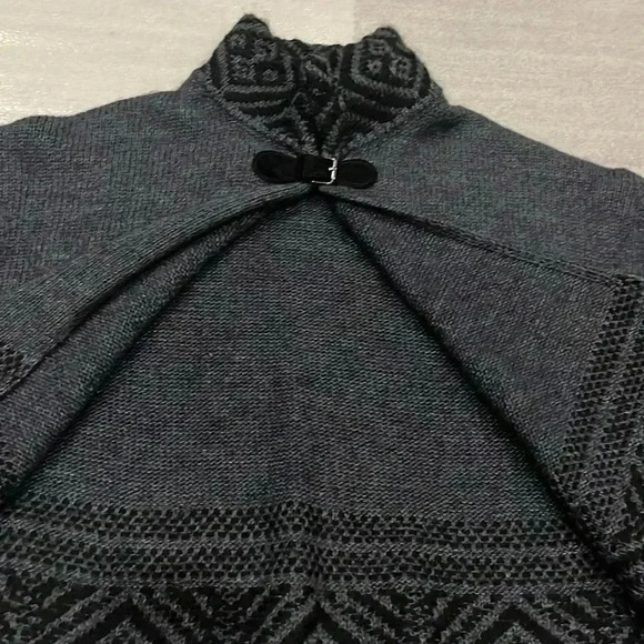 ❤️2/$50❤️[L] Chiaramente Wool Blend Gray Shrugs with buckled closure around Neck - Picture 8 of 8